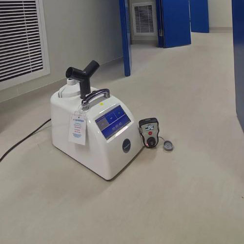 Máy phun khử trùng di động được sử dụng để làm sạch các hành lang và khu vực máy móc