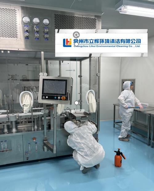 Kỹ thuật viên Greentech tiến hành vệ sinh bảng điều khiển và vỏ máy trong môi trường vô trùng