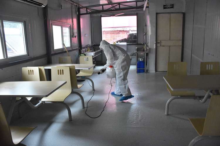 Vệ sinh và khử trùng khu vực phụ trợ để đảm bảo tính đồng bộ cho môi trường sạch