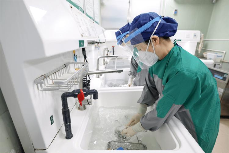 Quy trình rửa thủ công các linh kiện chịu nước trong bồn chứa chuyên dụng